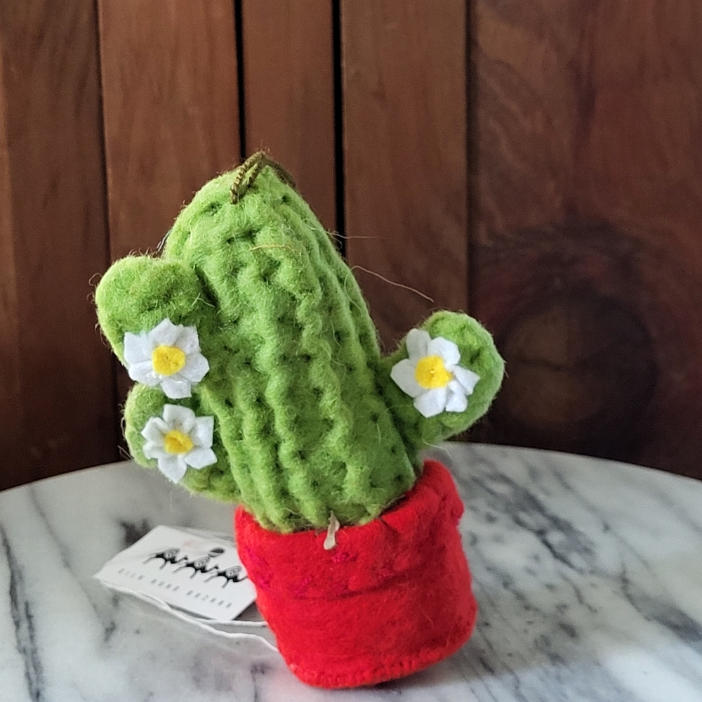 Handcrafted Saguro Cactus Candle - Picture 9 of 15